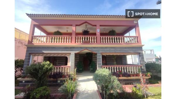 Chambres à louer dans une maison de 6 chambres à Tarifa Alta