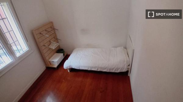 Se alquila habitación en piso de 3 dormitorios en Bilbao