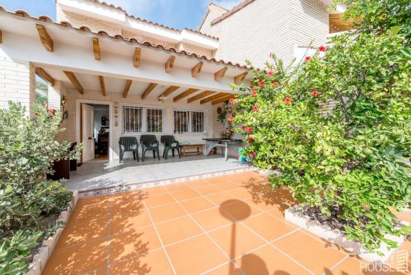 Chalet adosado en avenida de la Costa Blanca