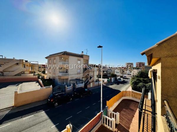 Chalet adosado en calle Camilo José Cela