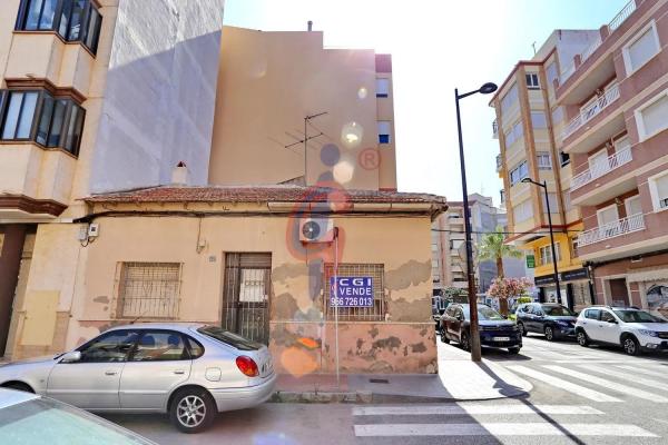 Casa independiente en calle Miguel Hernández, 42