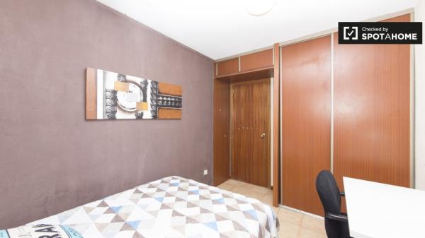 Ordentliches Zimmer zur Miete in 5-Zimmer-Wohnung in Alcalá