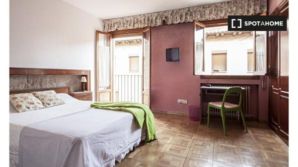 Zimmer zu vermieten in 6-Zimmer-Wohnung in Madrid