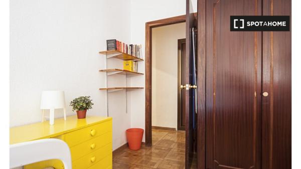 Zimmer zu vermieten in 6-Zimmer-Wohnung in Madrid