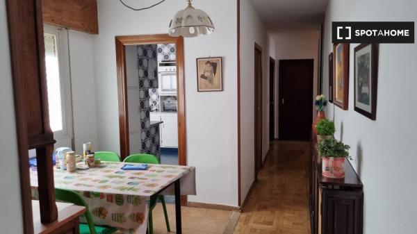 Zimmer zu vermieten in 6-Zimmer-Wohnung in Madrid