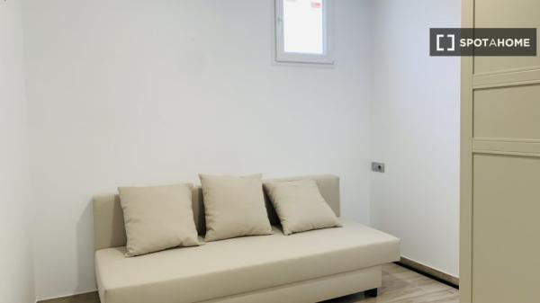 Whole 2 bedrooms apartment in València