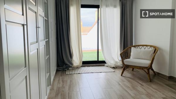 Whole 2 bedrooms apartment in València