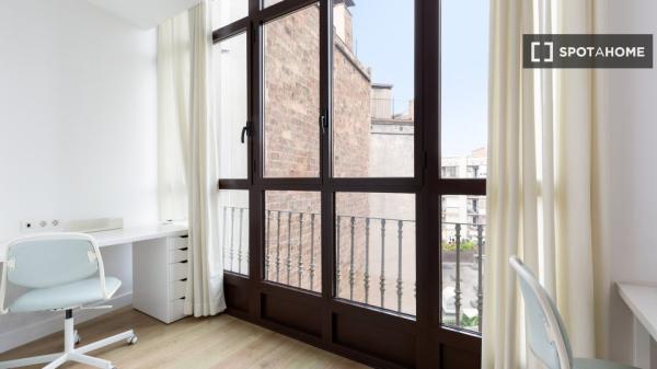 Se alquila habitación en piso de 5 habitaciones en Barcelona