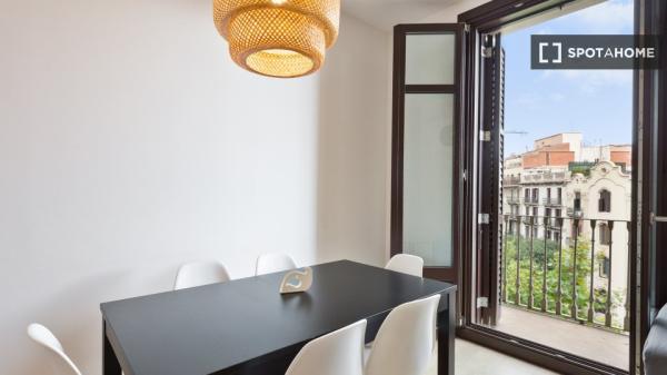 Se alquila habitación en piso de 5 habitaciones en Barcelona