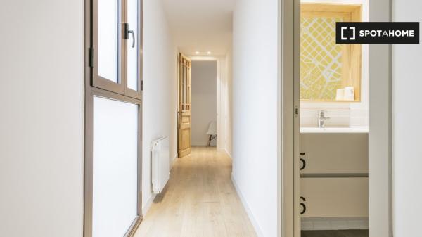 Se alquila habitación en piso de 5 habitaciones en Barcelona