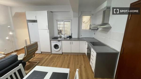 Apartamento de 4 dormitorios en alquiler en Ciutat Vella, Valencia.