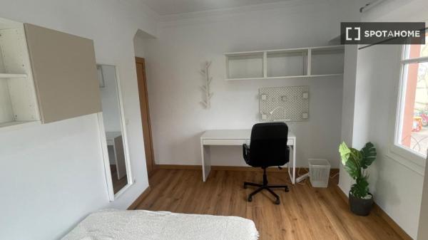 Apartamento de 4 dormitorios en alquiler en Ciutat Vella, Valencia.