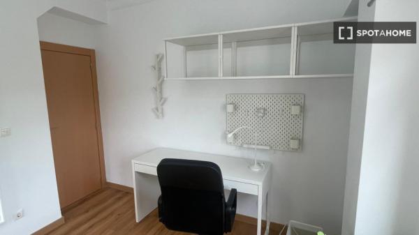 Apartamento de 4 dormitorios en alquiler en Ciutat Vella, Valencia.