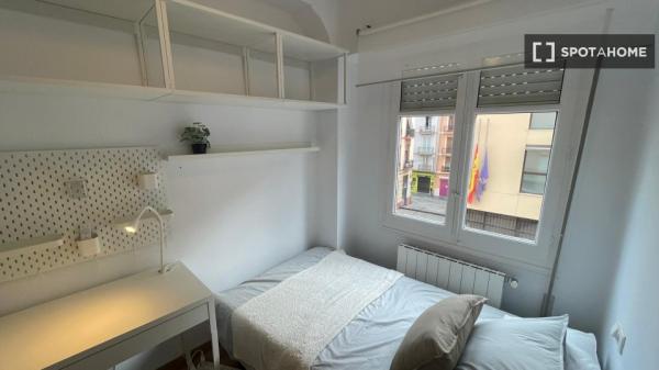 Apartamento de 4 dormitorios en alquiler en Ciutat Vella, Valencia.