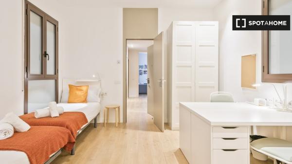 Se alquila habitación en piso de 3 habitaciones en Barcelona