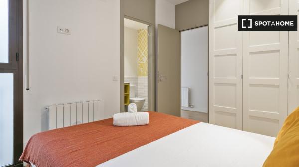 Se alquila habitación en piso de 6 habitaciones en Barcelona