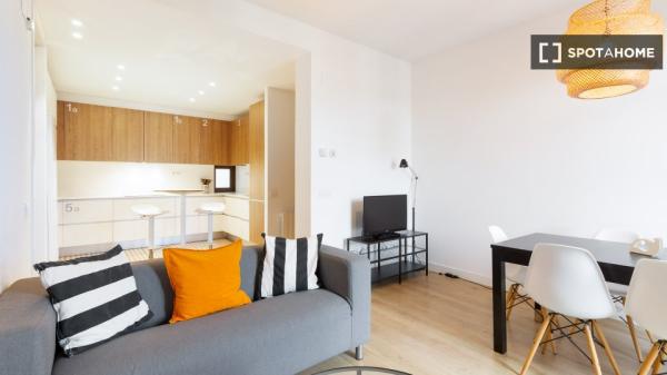 Se alquila habitación en piso de 5 habitaciones en Barcelona