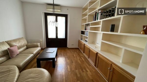 Apartamento de 2 dormitorios en alquiler en Sol, Madrid