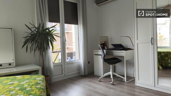 Habitación en apartamento de 4 dormitorios en Eixample Dreta, Barcelona