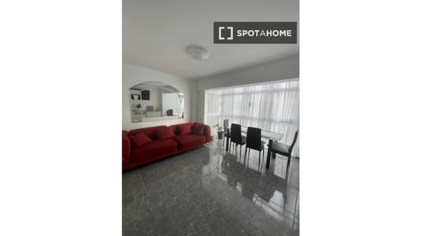 Room for rent in a 2 bedroom apartment in Alicante