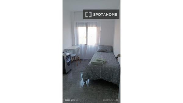 Zimmer zu vermieten in einer 2-Zimmer-Wohnung in Alicante