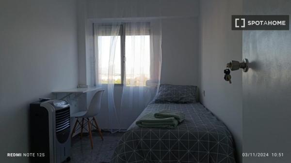 Zimmer zu vermieten in einer 2-Zimmer-Wohnung in Alicante