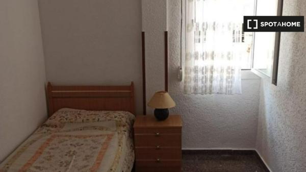 Room for rent in 3-bedroom apartment in Alicante, Alicante