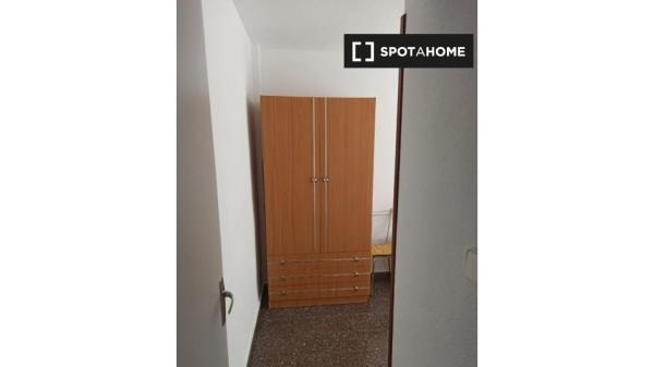 Room for rent in 3-bedroom apartment in Alicante, Alicante