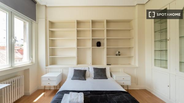 Zimmer zu vermieten in 7-Zimmer-Wohnung in Malasaña, Lissabon