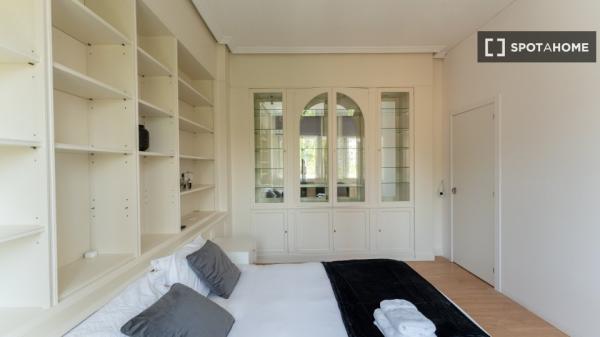 Zimmer zu vermieten in 7-Zimmer-Wohnung in Malasaña, Lissabon