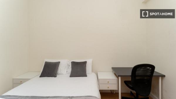 Room for rent in 7-bedroom apartment in Malasaña, Lisbon