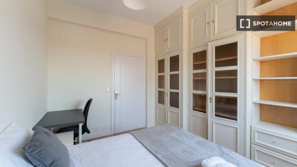 Room for rent in 7-bedroom apartment in Malasaña, Lisbon