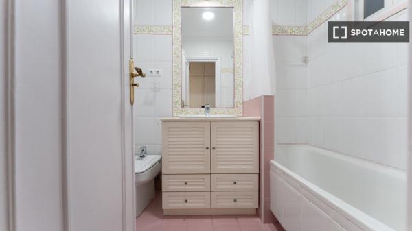 Zimmer zu vermieten in 7-Zimmer-Wohnung in Malasaña, Lissabon