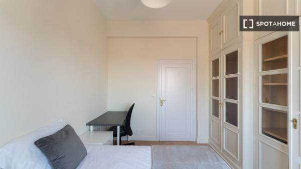 Room for rent in 7-bedroom apartment in Malasaña, Lisbon