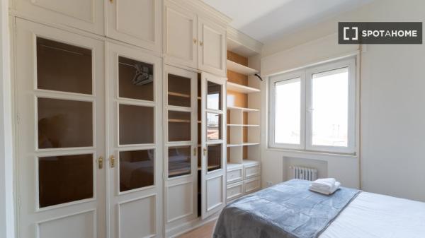 Room for rent in 7-bedroom apartment in Malasaña, Lisbon