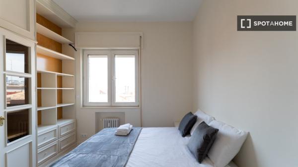 Room for rent in 7-bedroom apartment in Malasaña, Lisbon