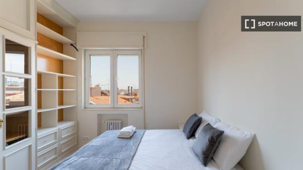 Room for rent in 7-bedroom apartment in Malasaña, Lisbon