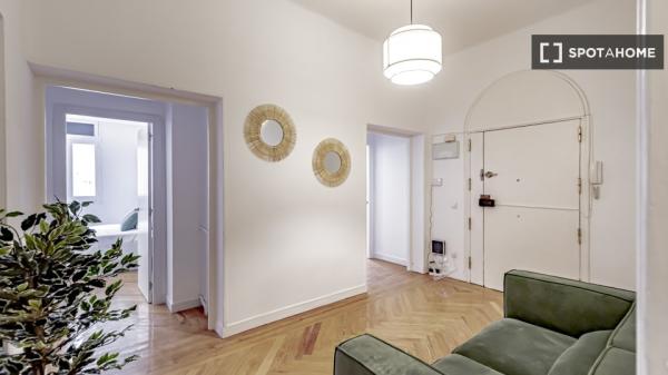 Room for rent in 8-bedroom apartment in Salamanca, Lisbon