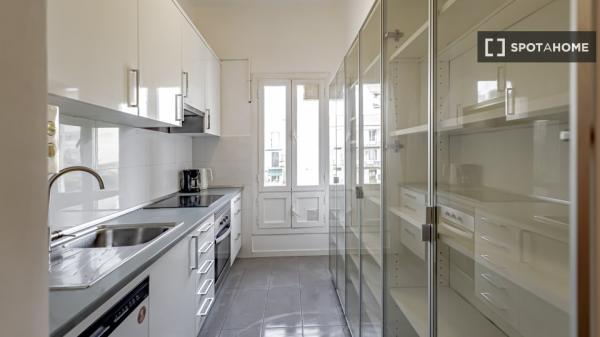 Room for rent in 8-bedroom apartment in Salamanca, Lisbon