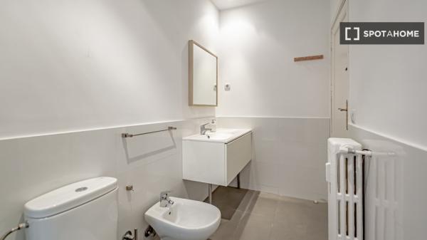 Quarto para alugar em apartamento de 8 quartos em Salamanca, Lisboa