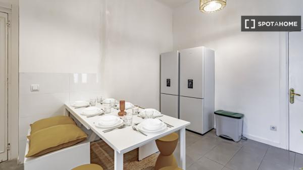 Quarto para alugar em apartamento de 8 quartos em Salamanca, Lisboa