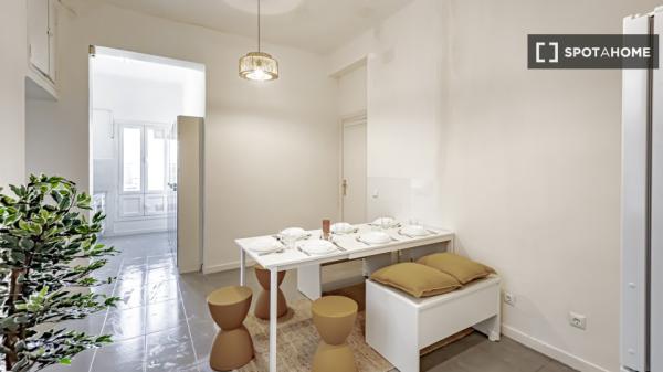 Quarto para alugar em apartamento de 8 quartos em Salamanca, Lisboa