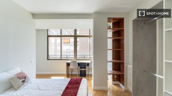 Quarto para alugar em apartamento de 5 quartos em Lisboa