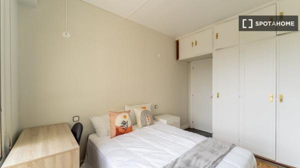 Zimmer zu vermieten in 5-Zimmer-Wohnung in Lissabon