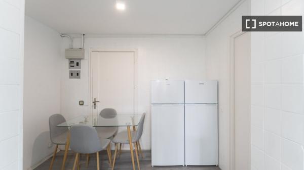 Room for rent in 5-bedroom apartment in Lisbon