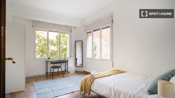 Zimmer zu vermieten in 11-Zimmer-Wohnung in Argüelles, Lissabon