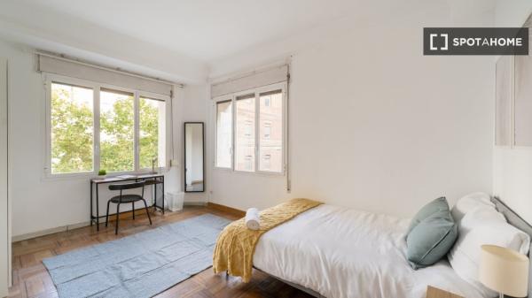 Zimmer zu vermieten in 11-Zimmer-Wohnung in Argüelles, Lissabon