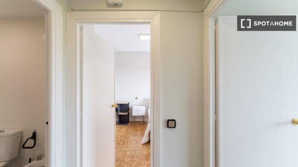 Zimmer zu vermieten in 5-Zimmer-Wohnung in Lissabon