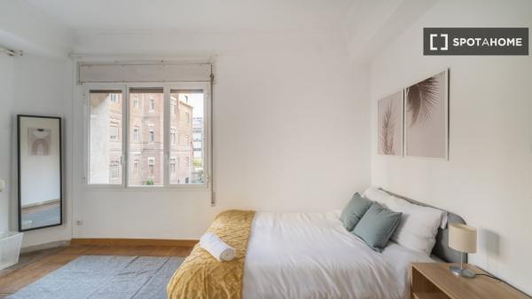 Zimmer zu vermieten in 11-Zimmer-Wohnung in Argüelles, Lissabon