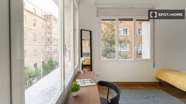 Zimmer zu vermieten in 11-Zimmer-Wohnung in Argüelles, Lissabon